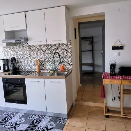 公寓 Cozy With Parking