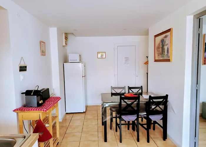 公寓 Cozy With Parking